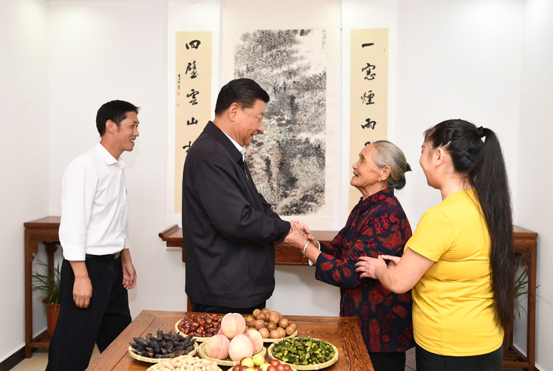 　　9月16日至18日，中共中央總書記、國家主席、中央軍委主席習近平在河南考察。這是16日下午，習近平在信陽市新縣田鋪鄉(xiāng)田鋪大塆“老家寒舍”民宿店，同店主一家親切交談。 新華社記者 謝環(huán)馳 攝