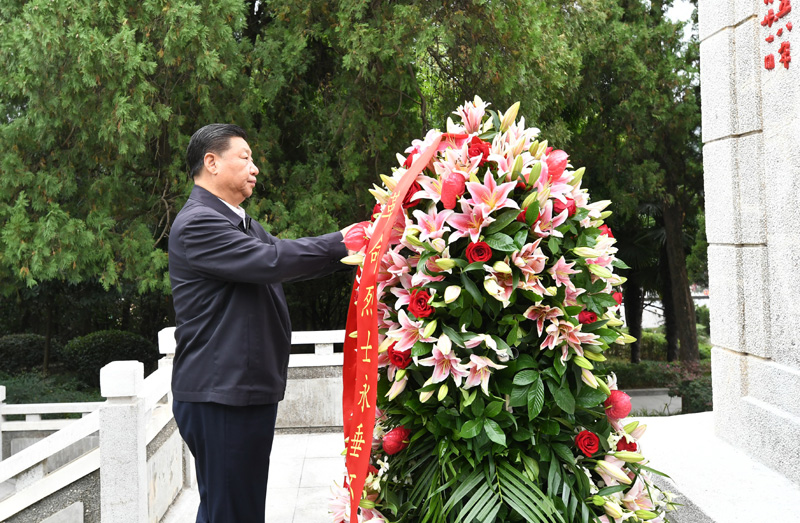 　　9月16日至18日，中共中央總書記、國家主席、中央軍委主席習近平在河南考察。這是16日下午，習近平來到位于信陽市新縣的鄂豫皖蘇區(qū)首府烈士陵園，瞻仰革命烈士紀念碑，向革命先烈敬獻花籃。 新華社記者 謝環(huán)馳 攝