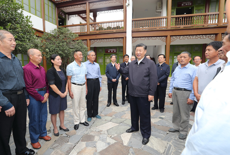 　　9月16日至18日，中共中央總書記、國家主席、中央軍委主席習近平在河南考察。這是16日下午，習近平在位于信陽市新縣的鄂豫皖蘇區(qū)首府革命博物館，同當?shù)丶t軍后代、革命烈士家屬代表親切交談。 新華社記者 鞠鵬 攝