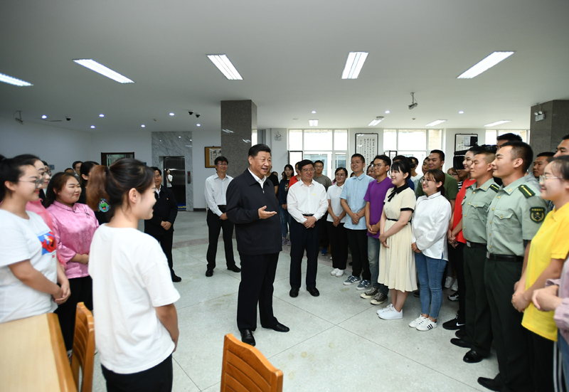 7月15日至16日，中共中央總書記、國家主席、中央軍委主席習(xí)近平在內(nèi)蒙古考察并指導(dǎo)開展“不忘初心、牢記使命”主題教育。這是16日上午，習(xí)近平在內(nèi)蒙古大學(xué)圖書館同學(xué)生們親切交談，勉勵他們志存高遠(yuǎn)、腳踏實(shí)地、發(fā)奮圖強(qiáng)。