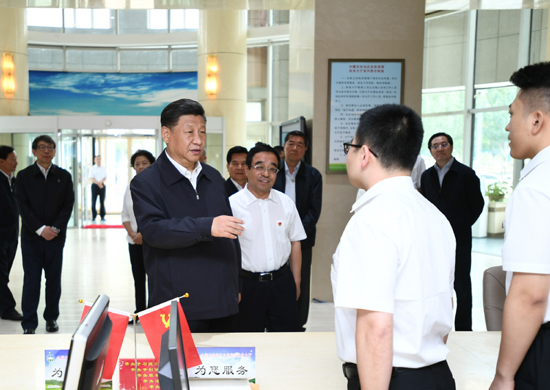 7月15日至16日，中共中央總書記、國家主席、中央軍委主席習(xí)近平在內(nèi)蒙古考察并指導(dǎo)開展“不忘初心、牢記使命”主題教育。這是16日上午，習(xí)近平在內(nèi)蒙古自治區(qū)自然資源廳自然資源政務(wù)大廳同工作人員交談，了解開展主題教育和落實(shí)便捷高效政務(wù)服務(wù)等情況。