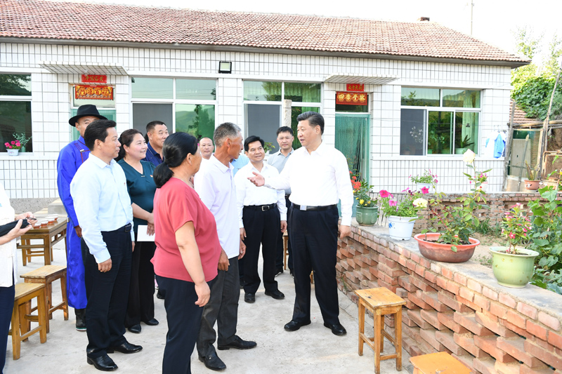 7月15日至16日，中共中央總書記、國家主席、中央軍委主席習(xí)近平在內(nèi)蒙古考察并指導(dǎo)開展“不忘初心、牢記使命”主題教育。這是15日下午，習(xí)近平在赤峰市喀喇沁旗河南街道馬鞍山村村民張國利家，同基層干部群眾代表親切交流。