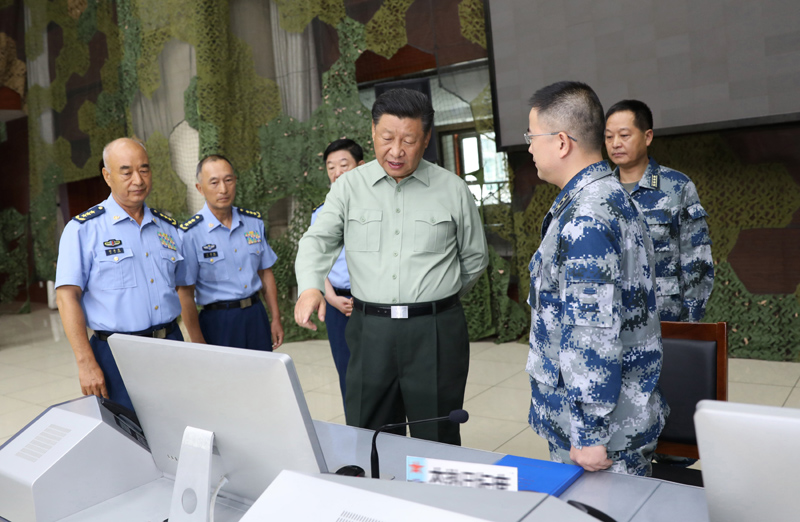 8月22日，中共中央總書記、國家主席、中央軍委主席習(xí)近平到空軍某基地視察。這是習(xí)近平察看基地作戰(zhàn)指揮中心，了解戰(zhàn)備值班和訓(xùn)練情況。