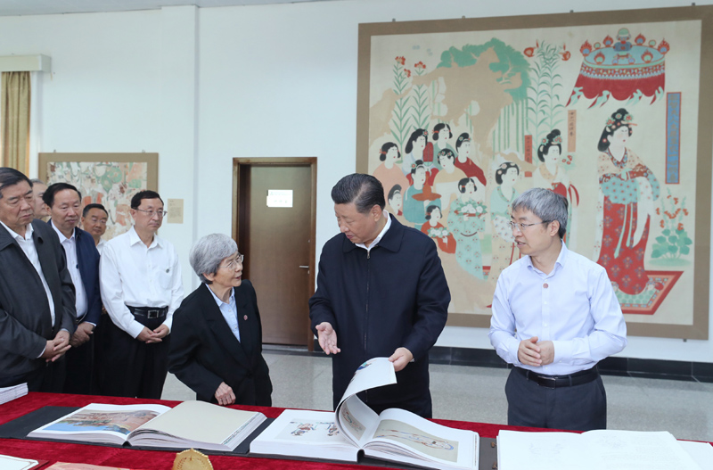 8月19日至22日，中共中央總書(shū)記、國(guó)家主席、中央軍委主席習(xí)近平在甘肅考察。這是19日下午，習(xí)近平在敦煌研究院察看珍藏文物和學(xué)術(shù)成果展示，了解文物保護(hù)和研究、弘揚(yáng)優(yōu)秀歷史文化情況。