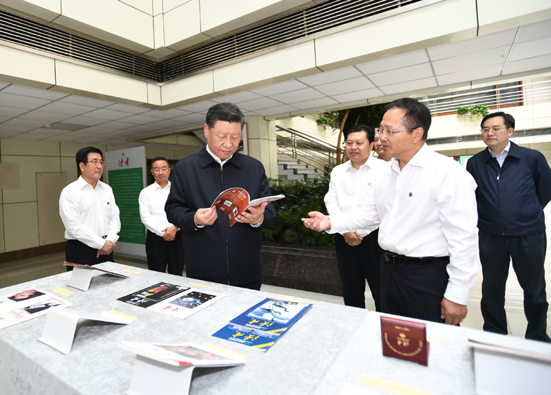 8月19日至22日，中共中央總書(shū)記、國(guó)家主席、中央軍委主席習(xí)近平在甘肅考察。這是21日下午，習(xí)近平在讀者出版集團(tuán)有限公司考察。