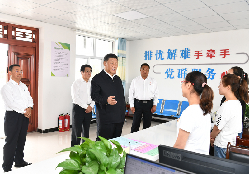 8月19日至22日，中共中央總書(shū)記、國(guó)家主席、中央軍委主席習(xí)近平在甘肅考察。這是21日上午，習(xí)近平在武威市古浪縣黃花灘生態(tài)移民區(qū)富民新村黨群服務(wù)中心考察。